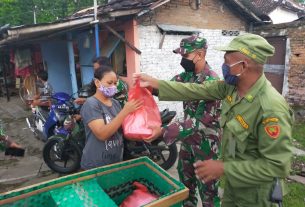 Bantu Warga di tengah pandemi Covid-19 Letkol Inf Wiyata S Aji Bagikan Nasi Kota