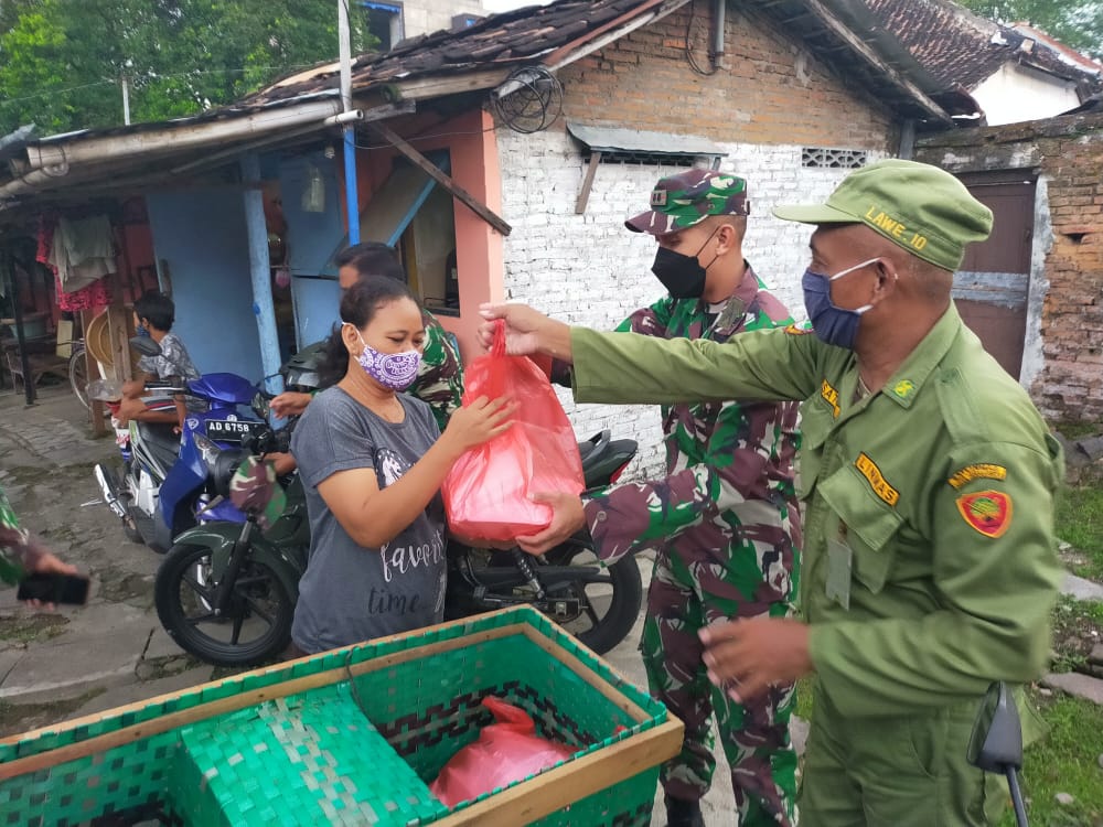Bantu Warga di tengah pandemi Covid-19 Letkol Inf Wiyata S Aji Bagikan Nasi Kota