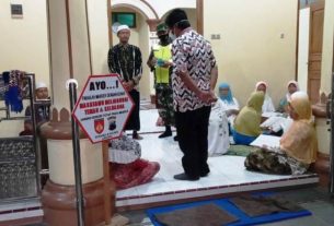 Babinsa Edukasi Dan Bagi Masker Jelang Sholat Tarawih