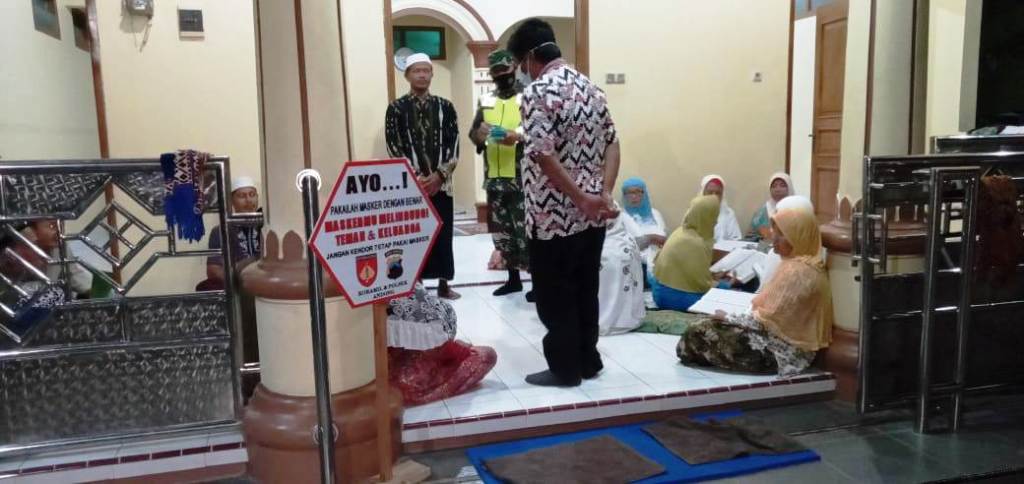 Babinsa Edukasi Dan Bagi Masker Jelang Sholat Tarawih