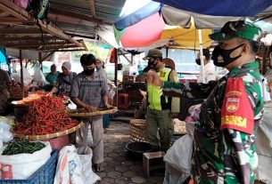 Kawal PPKM di Kota Solo, Serda Syukur Dan Serda Narmin Sambangi Pasar Legi