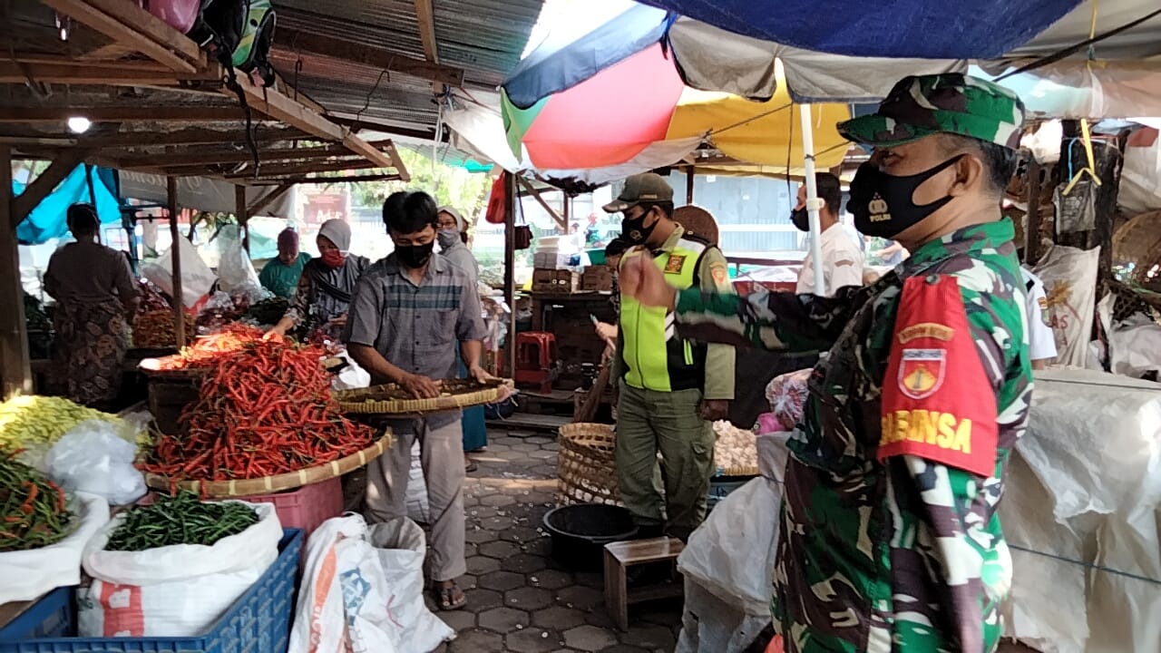 Kawal PPKM di Kota Solo, Serda Syukur Dan Serda Narmin Sambangi Pasar Legi