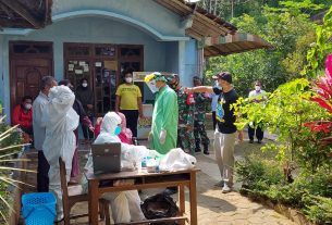 Cegah Penyebaran Covid-19, Anggota Koramil 23/Karangtengah Dampingi Puskesmas Karangtengah Laksanakan Swab Test