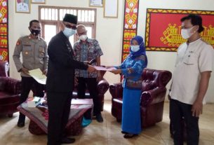 Camat Abung Tengah Serahkan Surat Keputusan Bupati Untuk Desa Gunung Besar