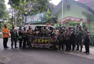 FKPPI 1135/Surakarta Bersama Koramil 01/Laweyan Berbagi Takjil Dan Masker Jelang Buka Puasa