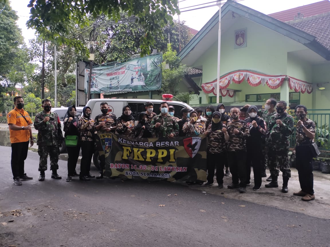 FKPPI 1135/Surakarta Bersama Koramil 01/Laweyan Berbagi Takjil Dan Masker Jelang Buka Puasa