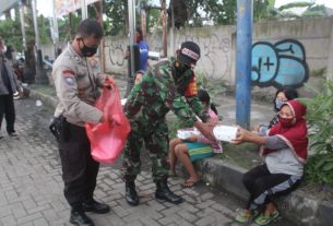 Pemuda Lintas lintas Agama bergabung Kodim 0726/Sukoharjo Berbagi Menu Buka Puasa