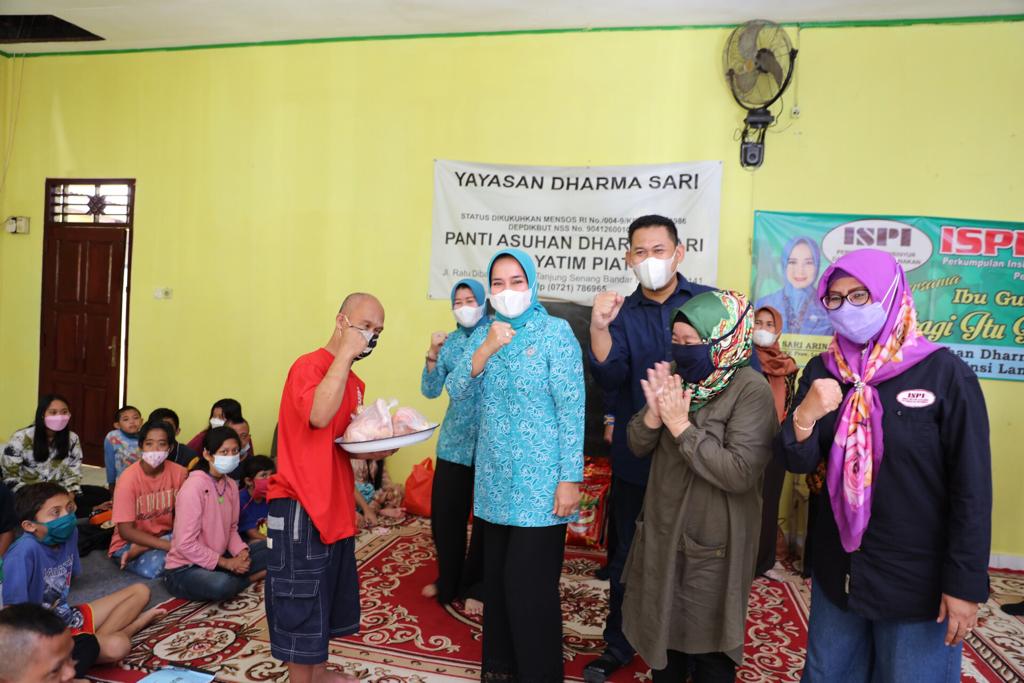 Ketua TP PKK Provinsi Lampung Salurkan Bantuan Sembako untuk Anak Berkebutuhan Khusus di Panti Asuhan