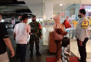 Sertu Supriyanto bersama Tim Gugus Himbau Pengunjung Mall MBK