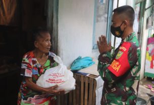 Personel Babinsa 0410/KBL Bagikan Bingkisan kepada Warga Binaaan