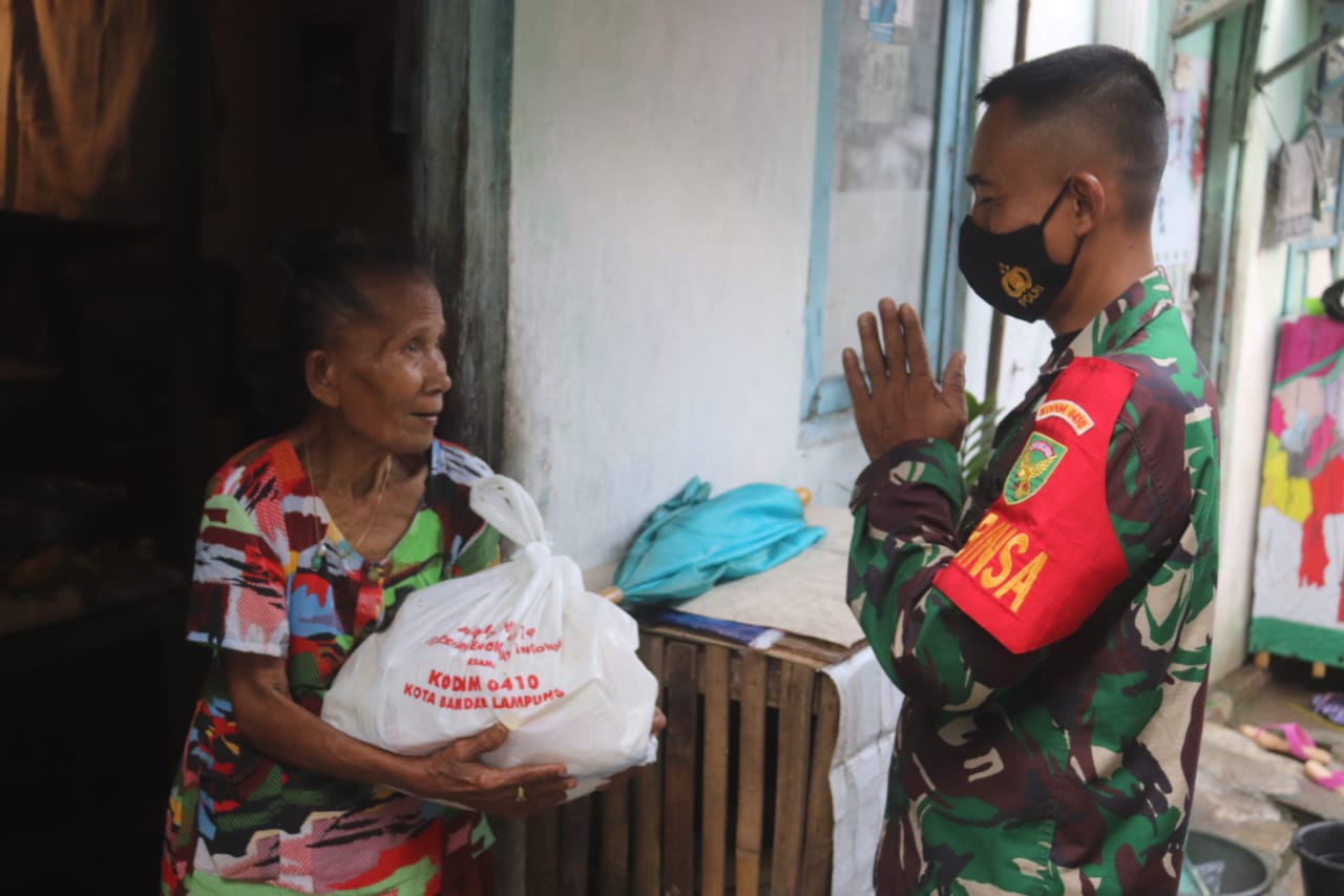 Personel Babinsa 0410/KBL Bagikan Bingkisan kepada Warga Binaaan