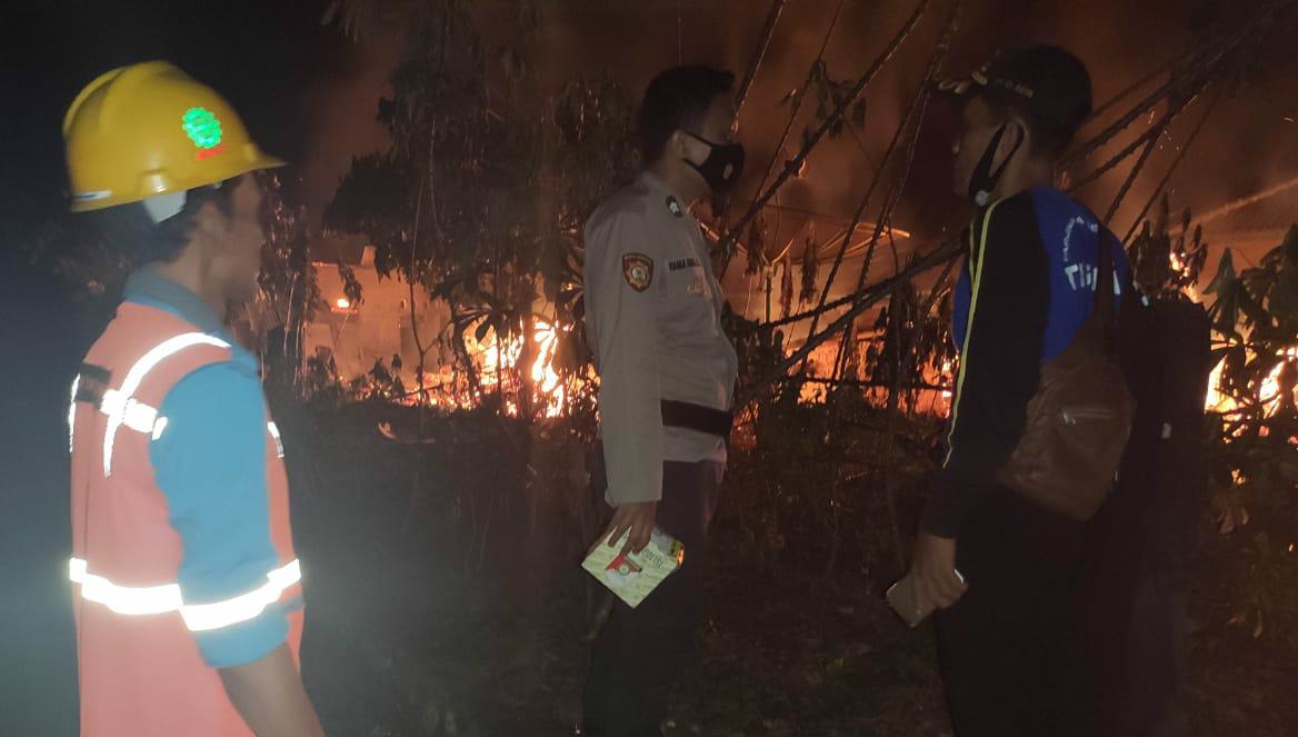 Polsek Cukuh Balak Cek TKP Kebakaran Rumah Warga Pekon Tanjung Raja