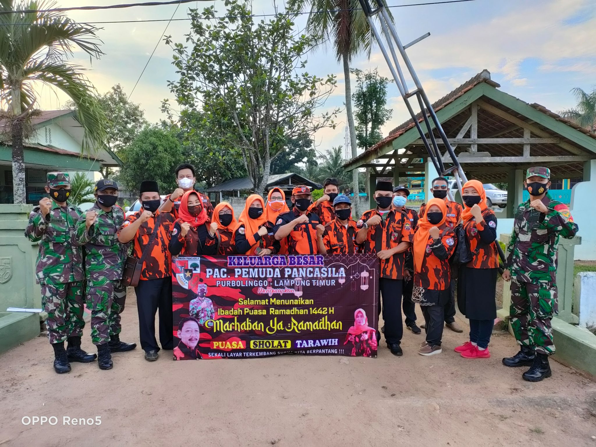 TNI Dan PAC PP Purbolinggo Berkolaborasi Bagikan Takjil Di Bulan Ramadhan
