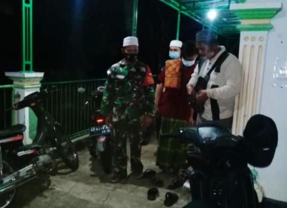 Antisipasi Kluster Saat Ibadah Sholat Tarawih, Petugas Dari Koramil Aktif Berikan Himbauan Kpeada Jama’ah