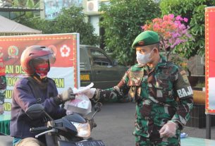 Personel Kodim 0410/KBL Berbagi Takjil Dan Masker Menjelang Berbuka Puasa