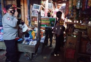 TNI-Polri Keliling Pasar Berikan Himbauan Kepada Warga