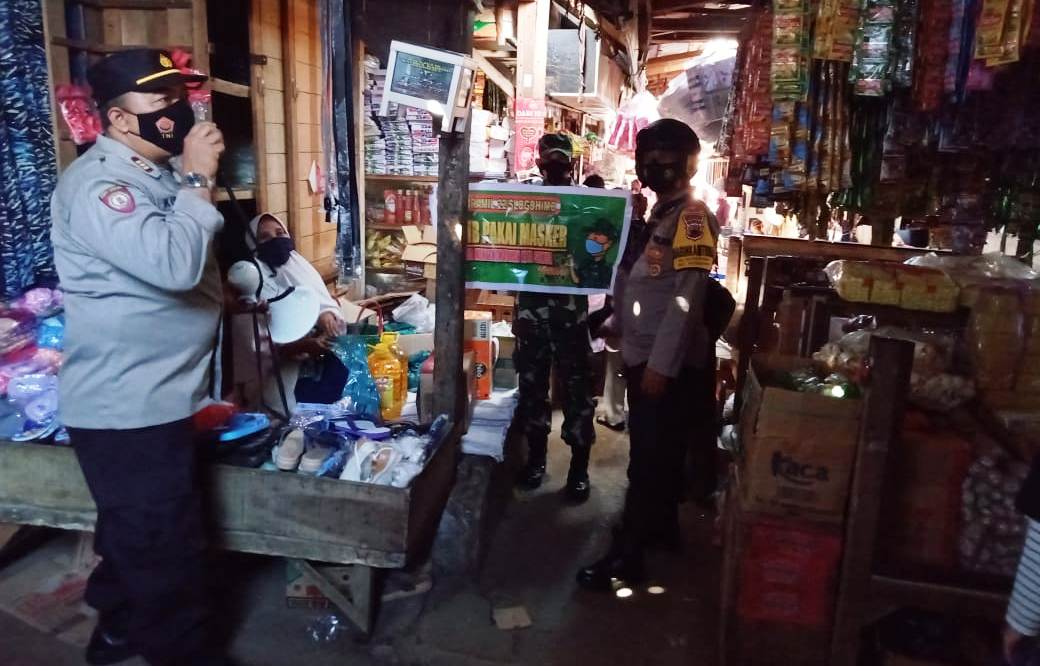 TNI-Polri Keliling Pasar Berikan Himbauan Kepada Warga