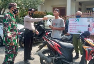 Pedagang Dan Pengunjung Pasar Sidodadi Kleco Menjadi Incaran PPKM Babinsa Dan Bhabinkamtibmas Setempat