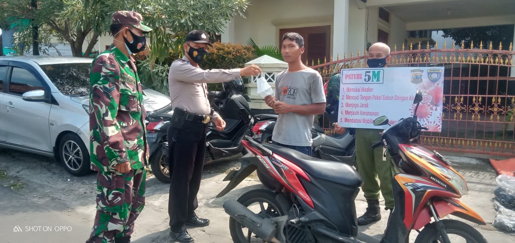 Pedagang Dan Pengunjung Pasar Sidodadi Kleco Menjadi Incaran PPKM Babinsa Dan Bhabinkamtibmas Setempat