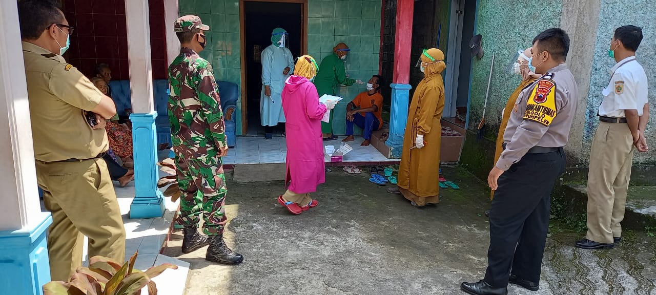 Babinsa Dan Bhabinkamtibmas Kecamatan Puhpelem Dampingi Nakes