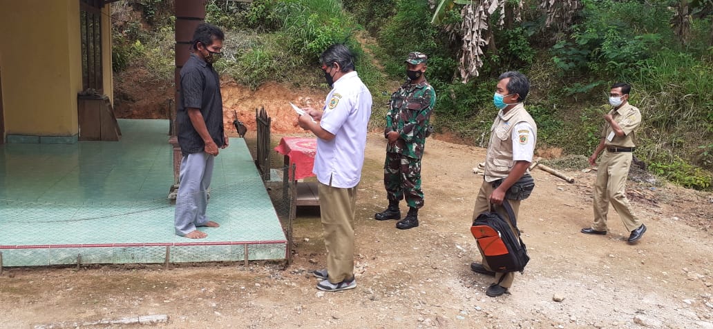 Babinsa Karangtengah Dampingi Tim Kesehatan Serahkan Hasil Swab Kepada Warga