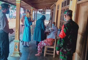 TNI-Polri Kecamatan Jatisrono Dampingi Puskesmas Tracking Warga Laksanakan Swab Test