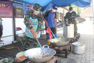 Tinjau Dapur Lapangan, Dandim Sukoharjo Bantu mengolah masakan