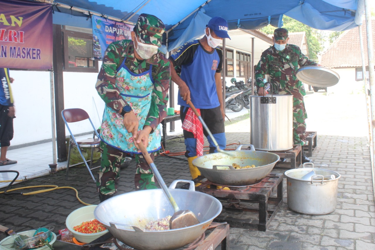 Tinjau Dapur Lapangan, Dandim Sukoharjo Bantu mengolah masakan