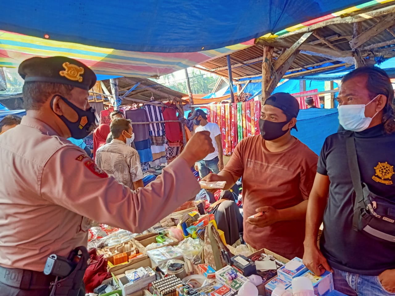 Operasi Yustisi, Polri TNI dan Pemkab Way Kanan Bersinergi Cegah Penyebaran Covid-19 di Pasar