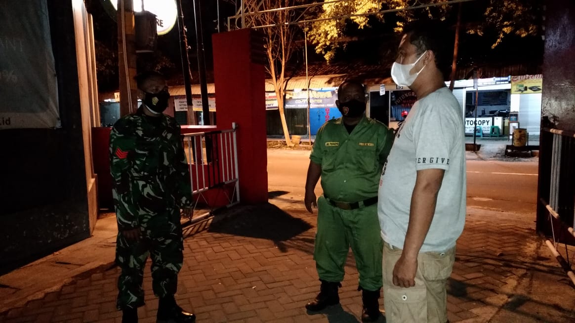 Kawal PPKM Berbasis Mikro, Piket Koramil 01/Laweyan Gencar Patroli Malam