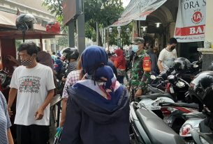 Jelang Hari Raya Idul Fitri 1442 H, Sertu Hidayat Pantau Prokes Di Pasar Gede