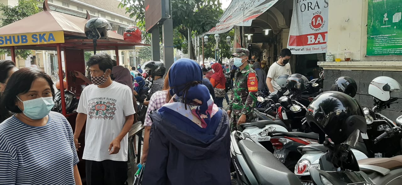 Jelang Hari Raya Idul Fitri 1442 H, Sertu Hidayat Pantau Prokes Di Pasar Gede