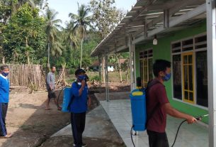 Pemkam Banjar Masin Kec.Baradatu Disnfeksi Rumah Ibadah dan Bagi-bagi Masker