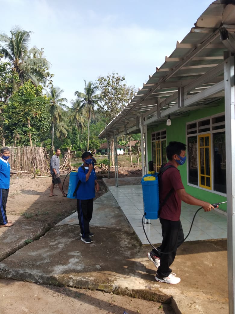 Pemkam Banjar Masin Kec.Baradatu Disnfeksi Rumah Ibadah dan Bagi-bagi Masker