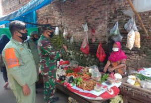 Babinsa Koramil 410-06/Kedaton Himbau Pengunjung Pasar Tempel