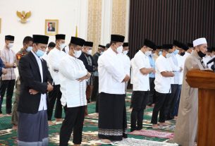 Gubernur Lampung dan Istri Laksanakan Shalat Ied di Mahan Agung
