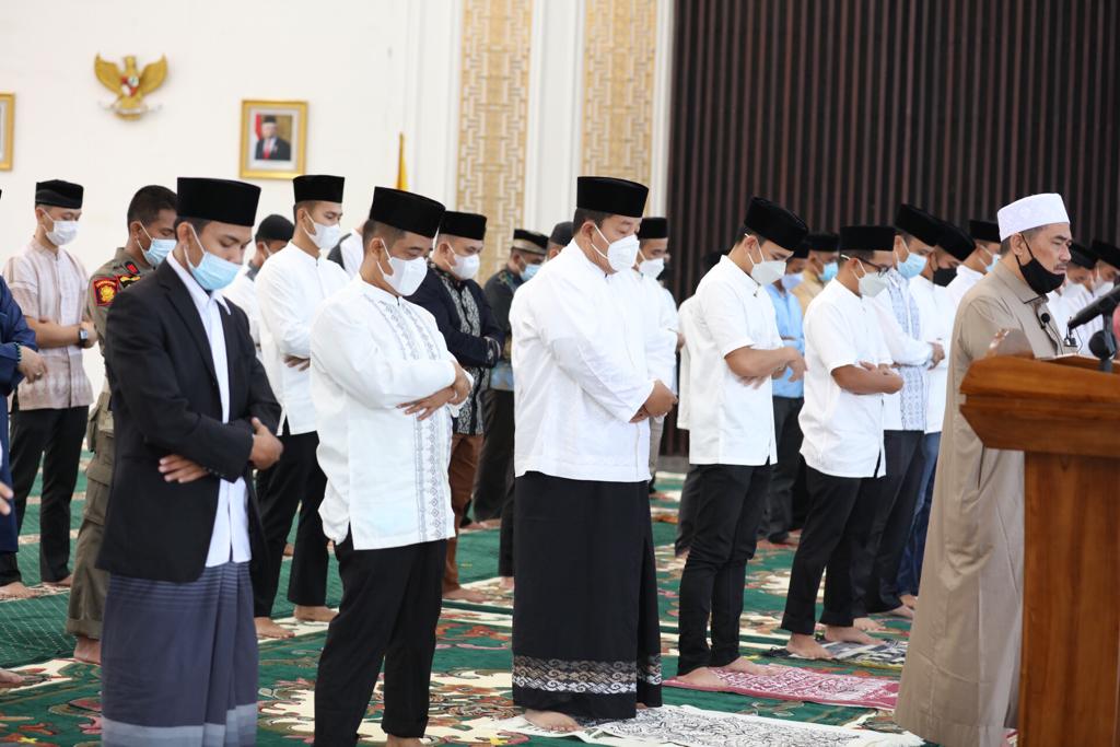 Gubernur Lampung dan Istri Laksanakan Shalat Ied di Mahan Agung