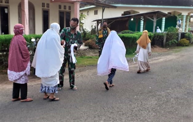 Danramil Karangtengah Pantau Pelaksanaan Sholat Ied Agar Sesuai Prokes