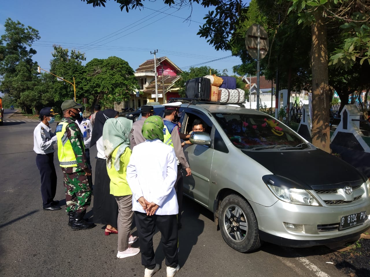 TNI-Polri Saling Sinergi Laksanakan Giat 24 Jam Di Pos Pam Dan Pos yan