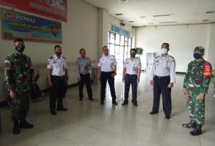 Cegah Peningkatan Covid-19 selama Lebaran, Serka Fajar Sambangi Terminal Tirtonadi Solo