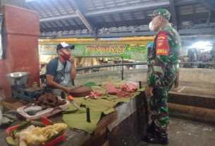 Babinsa Himbau Pentingnya Protokol Kesehatan dan PPKM di Pasar Gede