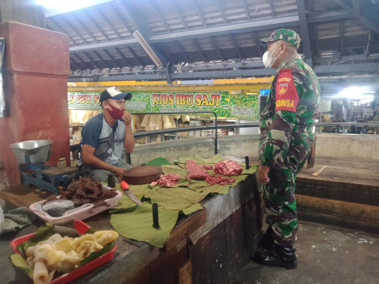 Babinsa Himbau Pentingnya Protokol Kesehatan dan PPKM di Pasar Gede