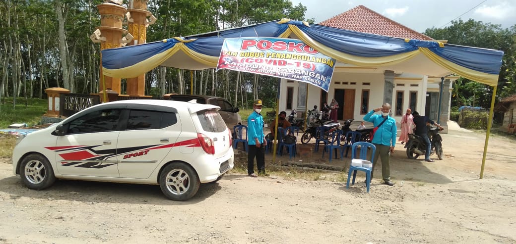 Tim Gugus Tugas Covid-19 Kampung Karangan Edukasi pengguna jalan yang Tidak Gunakan Masker.