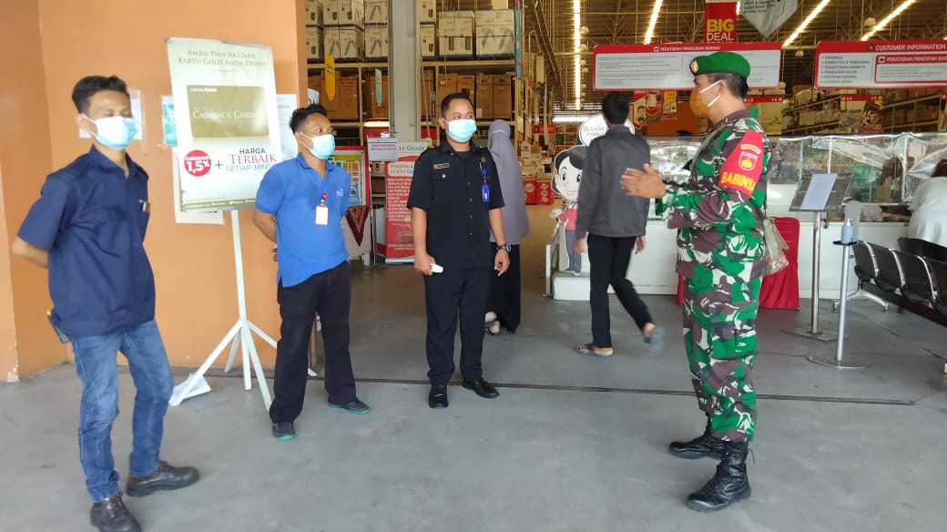 Tekan Angka Covid-19 Paska Lebaran 1442 H Babinsa Kratonan Sasar PPKM Mikro di Lottemart