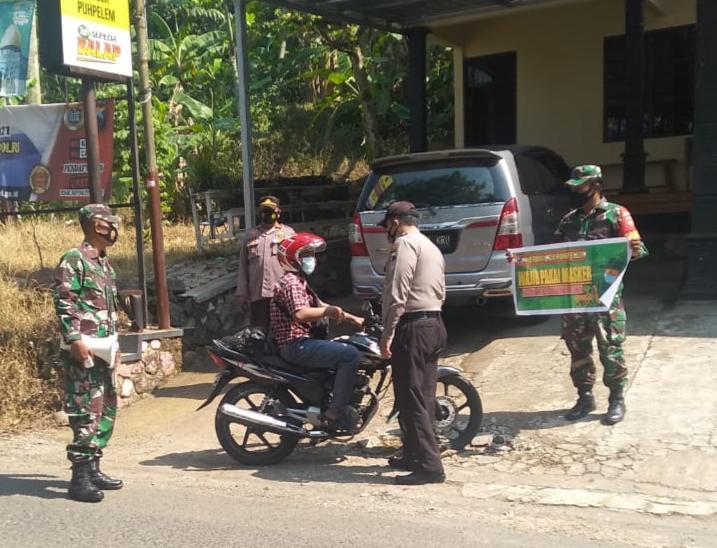 Masih Suasana Lebaran, Anggota Koramil Terus Berikan Himbauan Prokes Kepada Warga