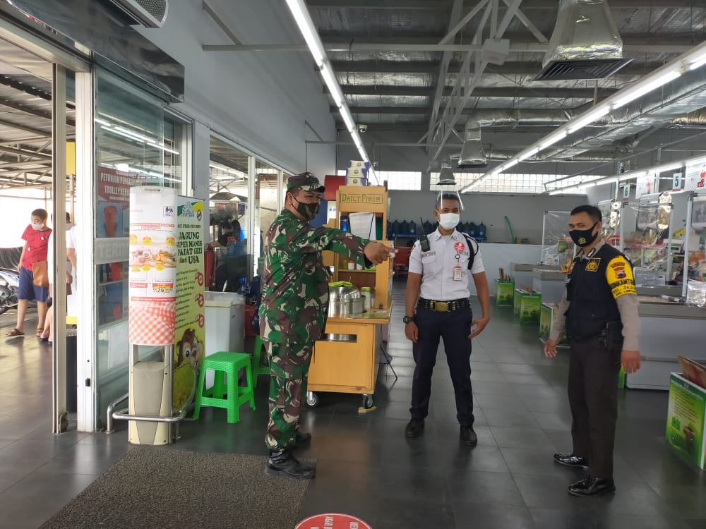 Terapkan PPKM Usai Lebaran, Babinsa Jajar Sambangi Superindo Solo