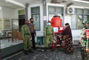 Babinsa Kelurahan Jayengan Melaksanakan Terapkan PPKM Bersama Babinkamtibmas