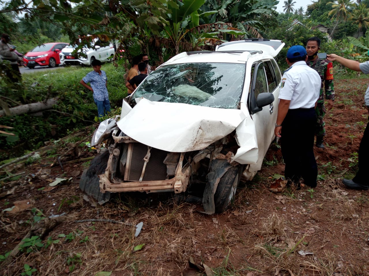 Babinsa Koramil Marga Tiga Sigap Bantu Korban Lakalalin