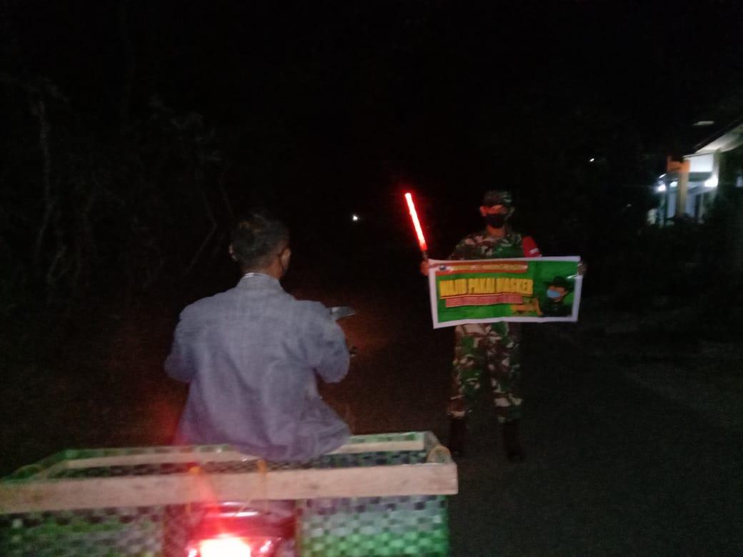 Tak Kenal Waktu, Anggota Koramil 23/Karangtengah Himbau Warga Terapkan Protkes