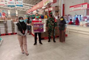 Cegah Claster Baru Babinsa Kelurahan Tipes Koramil 03/Serengan PPKM di Grosir Lotte Mart